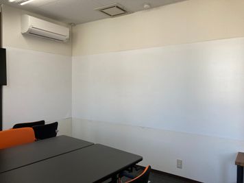 壁一面がホワイトボード - コワーキングスペース 【ひと'sCrew(ヒトヅクルー)】 貸し会議室の設備の写真
