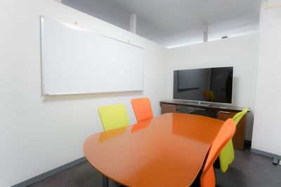 ２F　4人用会議室
ホワイトボード/モニター - FLEXIBLE OFFICE JUPITER コワーキングスペースの室内の写真