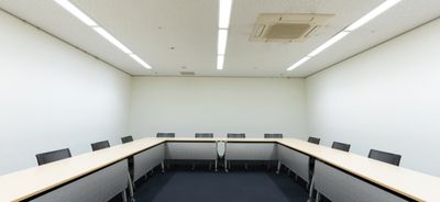 白い壁が特徴　企業向け配信撮影などにおすすめです - コンファレンススクエア エムプラス