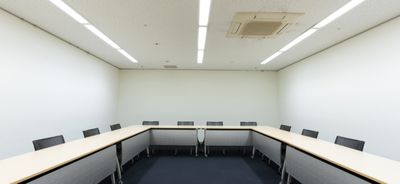 白い壁が特徴　企業向け配信撮影などにおすすめです - コンファレンススクエア エムプラス