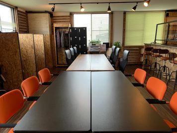 【会議室形式】
12名まで可能 - コワーキングスペース 【ひと'sCrew(ヒトヅクルー)】 フロア貸切りの室内の写真