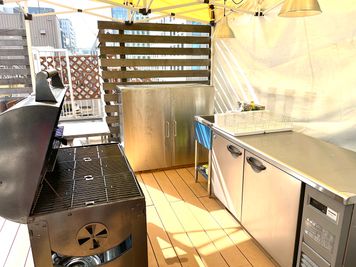 本格的なBBQグリルに大型冷蔵庫。 - レンタルBBQグランピングスペース L1P Glampingの設備の写真