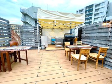 外にもテーブル席が８席。 - レンタルBBQグランピングスペース L1P Glampingの室内の写真