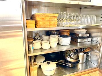 食器棚の中には各種お皿＆グラス＆調理器具が揃っています。 - レンタルBBQグランピングスペース L1P Glampingの設備の写真