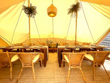 テント内はゆったり12席。 - レンタルBBQグランピングスペース L1P Glampingの室内の写真