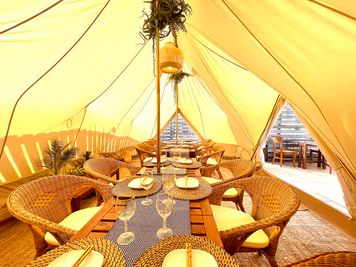 高い天井から生まれるスペース。 - レンタルBBQグランピングスペース L1P Glampingの室内の写真