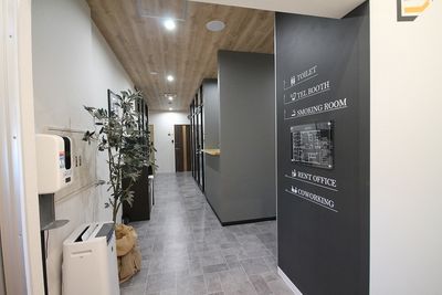 室内共用部 - SHARE BLUE一宮 【2F】D：書斎ブースの室内の写真