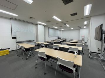 セミナールーム(オプション5,000円/時間)パーテーションで区切って2部屋にすることもできます！ - 「NTT東日本　光HOUSE YOKOHAMA」 撮影スタジオ、セミナー室、会議室などマルチスペース対応！の室内の写真