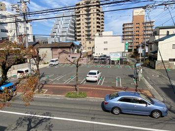 コインパーキングが道を挟んだところにあります。 - 福山駅 大黒町 貸会議室 駅から徒歩8分、44名収用、高速WiFi コインP有２４時間OKのその他の写真