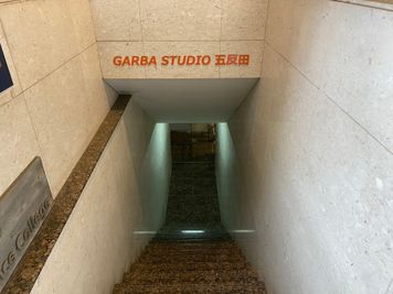 ビルに入り左にある階段です。

こちらの階段から地下一階へ。 - PSQ studioの外観の写真