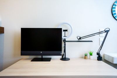 とても静かでキレイな個室。お仕事や作業・趣味も超高速WiFiで快適な空間。長時間の作業でも背中が蒸れにくく、疲れにくいメッシュチェアを採用。 - Feel Osaka Yu 【超高速WiFi】心斎橋仕事部屋の室内の写真