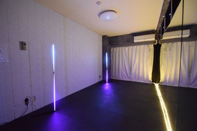 遮光カーテン完備で日中でもLEDライトが使用できます。
動画撮影時にLED照明で多彩な演出が可能です。 - レンタルスタジオ「301」の室内の写真