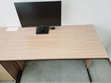 広々とした机で、作業できます。 - ビステーション新横浜 【モニター付個室】個室ドロップイン ２の設備の写真