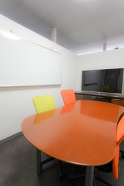 会議室M（4人室）ホワイトボード・モニター - FLEXIBLE OFFICE JUPITER 会議室M（4人室）の室内の写真