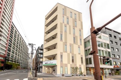 7階建て1棟まるごとシェアオフィス「BIZcomfort大宮西口」。会議室は1階にございます。 - BIZcomfort大宮西口 6名用会議室（完全個室）の外観の写真