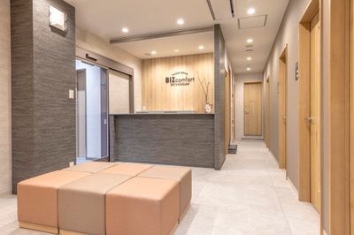 受付コンシェルジュがご案内いたします。 - BIZcomfort大宮西口 6名用会議室（完全個室）の入口の写真