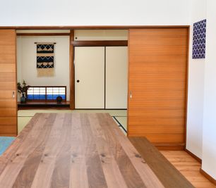 リビングルームからの和室 - Grand Bleu 2階建て一軒家まるごと貸切の室内の写真
