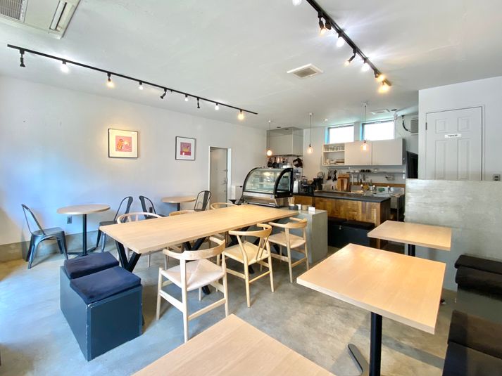 CafeKolm 三軒茶屋の白を基調としたおしゃれなカフェを貸し切りでの室内の写真