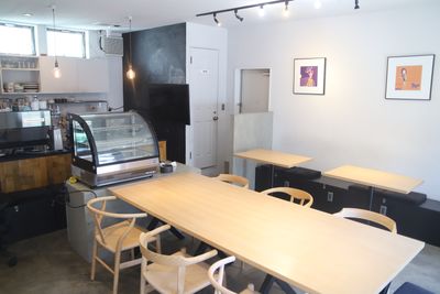 CafeKolm 三軒茶屋の白を基調としたおしゃれなカフェを貸し切りでの室内の写真