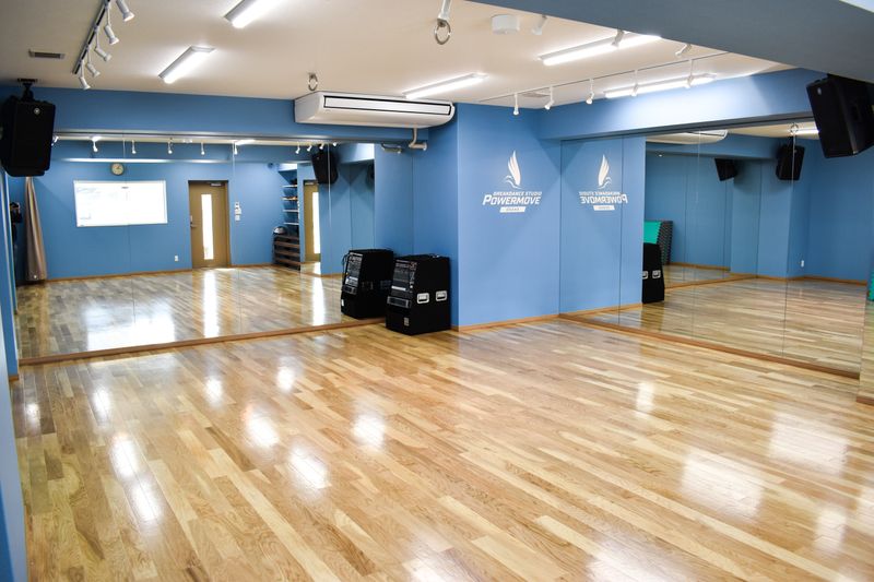 スタジオ(防音室)内の様子
フロア（長辺8.28m×6.86m　51.54㎡）
天井高（2.6m)
鏡×2面＋α柱鏡（幅4.4m×高さ2.2m、幅4.8m×高さ2.2m、＋幅1.1m×高さ2.2m）
 - ブレイクダンススタジオ パワームーブ大阪 レンタルスタジオの室内の写真