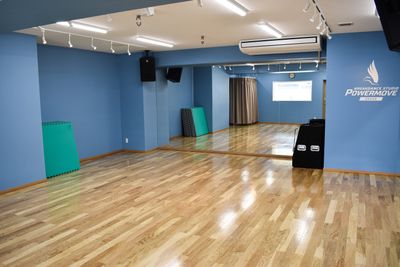スタジオ(防音室)内の様子
フロア（長辺8.28m×6.86m　51.54㎡）
天井高（2.6m)
鏡×2面＋α柱鏡（幅4.4m×高さ2.2m、幅4.8m×高さ2.2m、＋幅1.1m×高さ2.2m）
 - ブレイクダンススタジオ パワームーブ大阪 レンタルスタジオの室内の写真