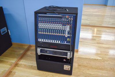 ミキサー（Soundcraft　EFX12）
パワーアンプ（YAMAHA　P2500S）
CDプレイヤー（YAMAHA　CD-S303RK） - ブレイクダンススタジオ パワームーブ大阪 レンタルスタジオの設備の写真