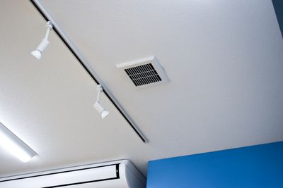 防音スタジオ内に高品質の換気扇（シロッコファン）を採用。

吸気、排気ともに2か所ずつで室内外の空気をしっかりと循環させています。 - ブレイクダンススタジオ パワームーブ大阪 レンタルスタジオの設備の写真