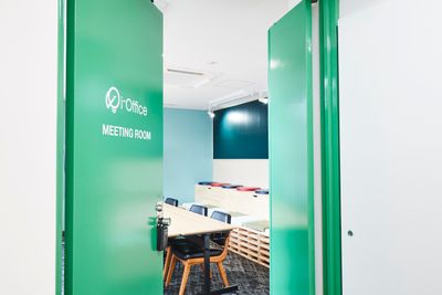 こちらの緑色の扉をお入りいただくと、一風変わった空間がみなさまをお迎えします。 - コワーキングスペース、貸会議室、レンタルオフィスi-Office 駅近の貸し会議室の室内の写真