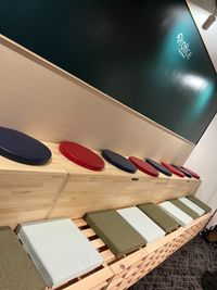 ひな壇に座って記念に一枚！なんて使い方も楽しそうですね。 - コワーキングスペース、貸会議室、レンタルオフィスi-Office 【早割・直前割がお得！】津田沼駅近で買出しも便利な貸し会議室の室内の写真