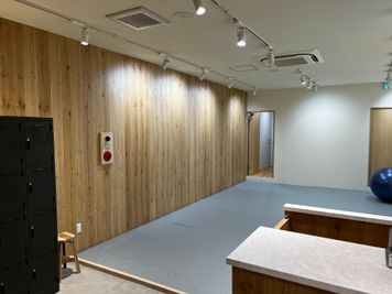 白と木目を基調としたナチュラルな空間です。 - CARPE DIEM STUDIO レンタルスタジオの室内の写真