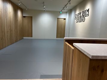 正面の白い壁部分が全て鏡張りになります（4/20完成予定） - CARPE DIEM STUDIO レンタルスタジオの室内の写真