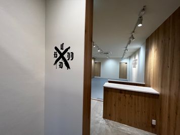 通りから階段を降りていただくと受付が見えます。 - CARPE DIEM STUDIO レンタルスタジオの入口の写真