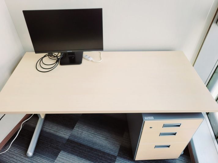 【新橋駅直結】モニター付個室、広々デスク個室ドロップイン - ビステーション新橋