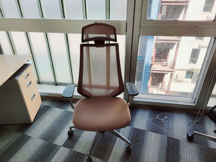 【新橋駅直結】モニター付個室、広々デスク個室ドロップイン - ビステーション新橋