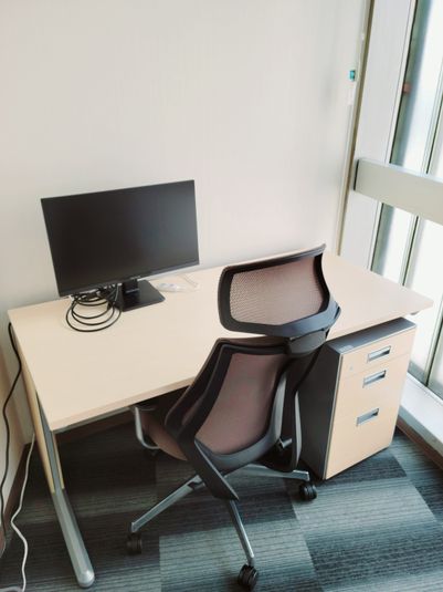 【新橋駅直結】モニター付個室、広々デスク個室ドロップイン2 - ビステーション新橋