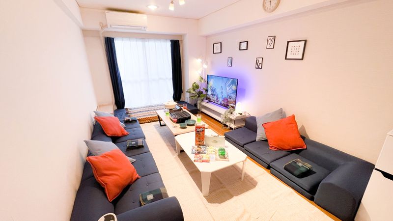 ローソファでゆったりのパーティースペース。カード&ボードゲームは無料でご使用できます。 - irori space~chilling party room~ irori space~Chilling Blue~池袋徒歩7分の室内の写真