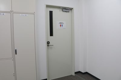 【トイレはスペース入口扉の壁沿いにあるドアの先です】 - 【閉店】TIME SHARING 平和島 【閉店】コワーキングスペース（オープン席）の設備の写真