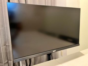 27インチワイドディスプレイ - MEETINGROOM 85 貸会議室/個室/8名/清潔/格安の室内の写真