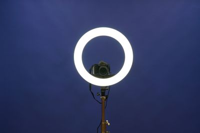 18インチ自撮りLEDリングライト、カメラの設置もできます - M-STUDIO 撮影・ライブ配信スタジオの室内の写真