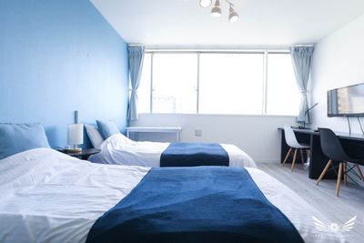 ※実際の部屋はアクセントクロスがダークブルー、シングルベッドが3つございます。 - リアリティ博多Ⅱ		 リアリティ博多Ⅱ	703の室内の写真