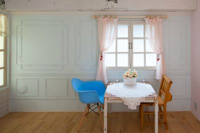 パステルブルーのエレガントな壁　カフェテーブル - スタジオデイジー キッチン付き撮影スタジオ・デイジーの室内の写真