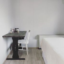 施術ベッドとデスク - メガロコープ福島レンタルサロン レンタルリラクゼーションサロンの室内の写真