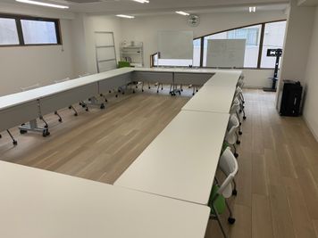 東部スカイツリーライン独協大学前駅から徒歩１分！コーヒーサービス付きで最大20名まで利用可能な貸会議室。Wi-Fi環境あり！ - VALUE BANK株式会社　第二会議室