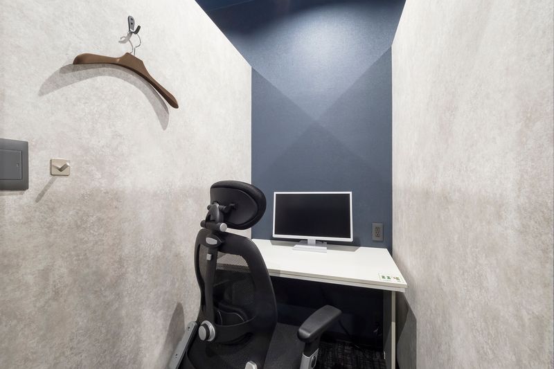 個室ブースとなっており、業務に集中できる環境をご提供します。 - PERSONAL SUITE 吉祥寺 ＜BOOTH25＞半個室空間※音漏れ対策実施中※の室内の写真