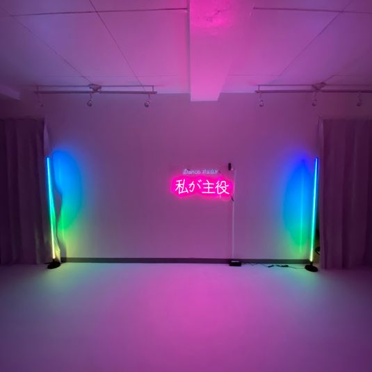 スタジオ背景(照明ライトアップ) - Dance studio 私が主役 大阪、南森町のレンタルスタジオ。の室内の写真