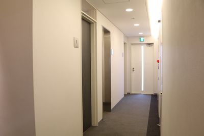 【9階廊下には男女別のトイレがあります】 - 防災士研修センター＜九段下研修ルーム＞ 9階/136名着席/貸し会議室の入口の写真