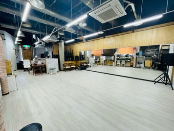 フロアスタジオ
ダンスなど動きが激しいものですと10名程参加利用です。 - キッカケ学園スタジオ レッスンや練習などに最適な鏡付きレンタルスタジオ！の室内の写真