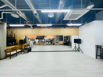 フロアスタジオ
荷物置き場や冷蔵庫などの利用も可 - キッカケ学園スタジオ レッスンや練習などに最適な鏡付きレンタルスタジオ！の室内の写真