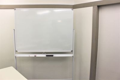 ホワイトボードは消えやすい高級のホーロー型を採用。ひっくり返して両面使えます！
1200×900mm
 - ブルースペース上野駅前4A&4B(2部屋あり） 4B(402) レンタルスペースの設備の写真