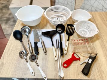 ✨調理器具充実✨
ボール（大1つ・小1つ）
ザル（大1つ・小1つ）
ピーラー
計量カップ
ヘラ
おたま
ホイッパー
包丁
まな板
豆腐救い
菜箸
栓抜き - 駅２分/完全個室 【シルビア駅前】駅近2分✨カラオケ🎤12人OK♪プロジェクターの設備の写真
